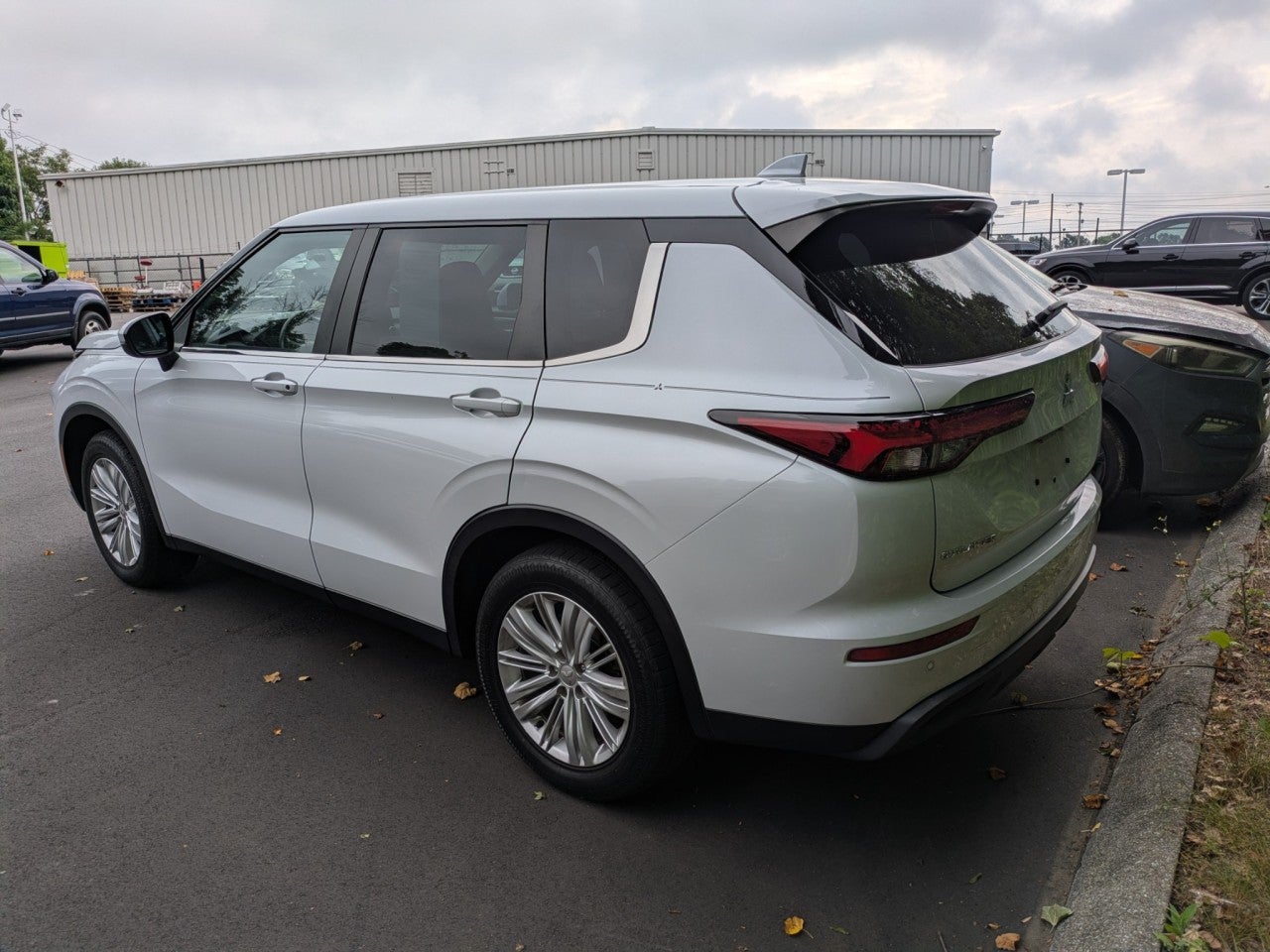 2023 Mitsubishi Outlander ES