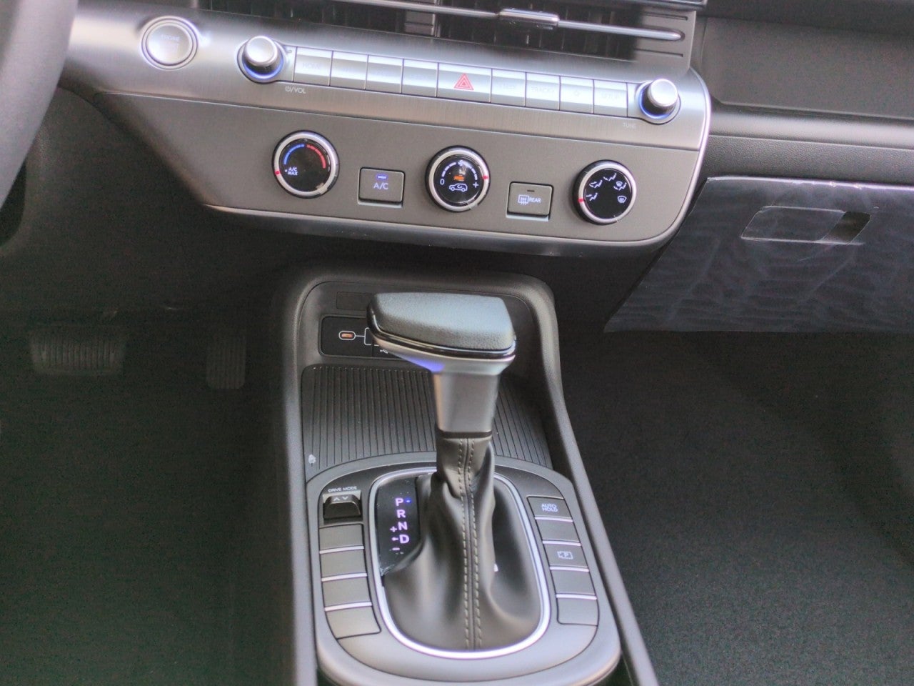 2027 Hyundai KONA SE FWD
