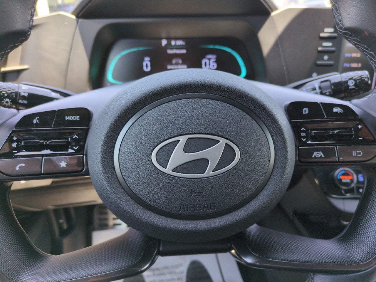 2025 Hyundai Elantra SEL - Photo 16